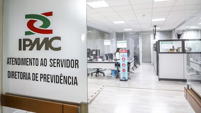 “Abaixo do teto”: projeto quer revogar cobrança de aposentados do IPMC