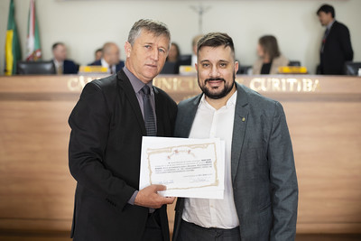 Mauro Bobato entrega homenagem à Rede Coxa