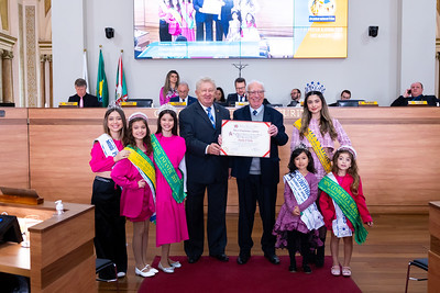 Tito Zeglin homenageia organizador de concurso de beleza