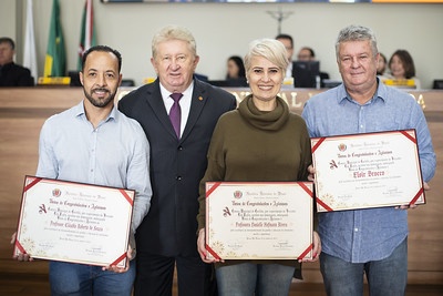 Tito entrega homenagem a professores de educação física