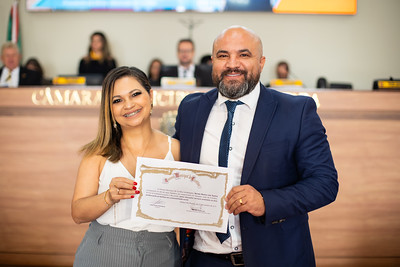 Advogada Renata dos Santos recebe homenagem das mãos de João das 5 Irmãos