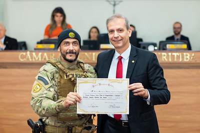 Professor Euler entrega homenagem a delegado da Polícia Civil do Paraná