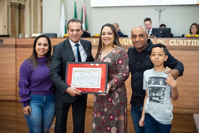 Ezequias Barros entrega congratulações à gestora hospitalar Jaqueline Moraes