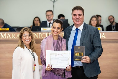 Rodrigo Reis entrega congratulações a Andrea Netto