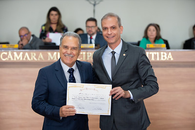 Professor Euler entrega congratulações a delegado da Polícia Civil