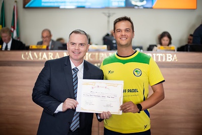 Técnico da seleção feminina de padel recebe homenagem de Bruno Pessuti