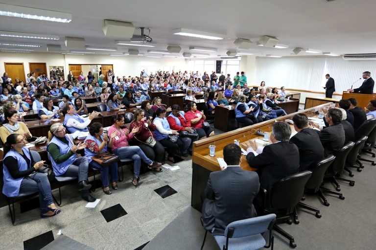 Agentes de saúde lotam Câmara Municipal para esclarecer dúvidas