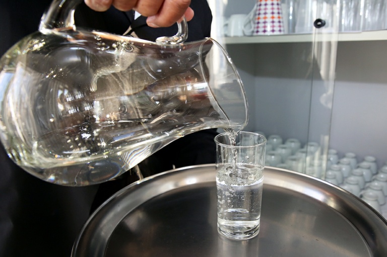 Água filtrada pode ser gratuita em bares e restaurantes