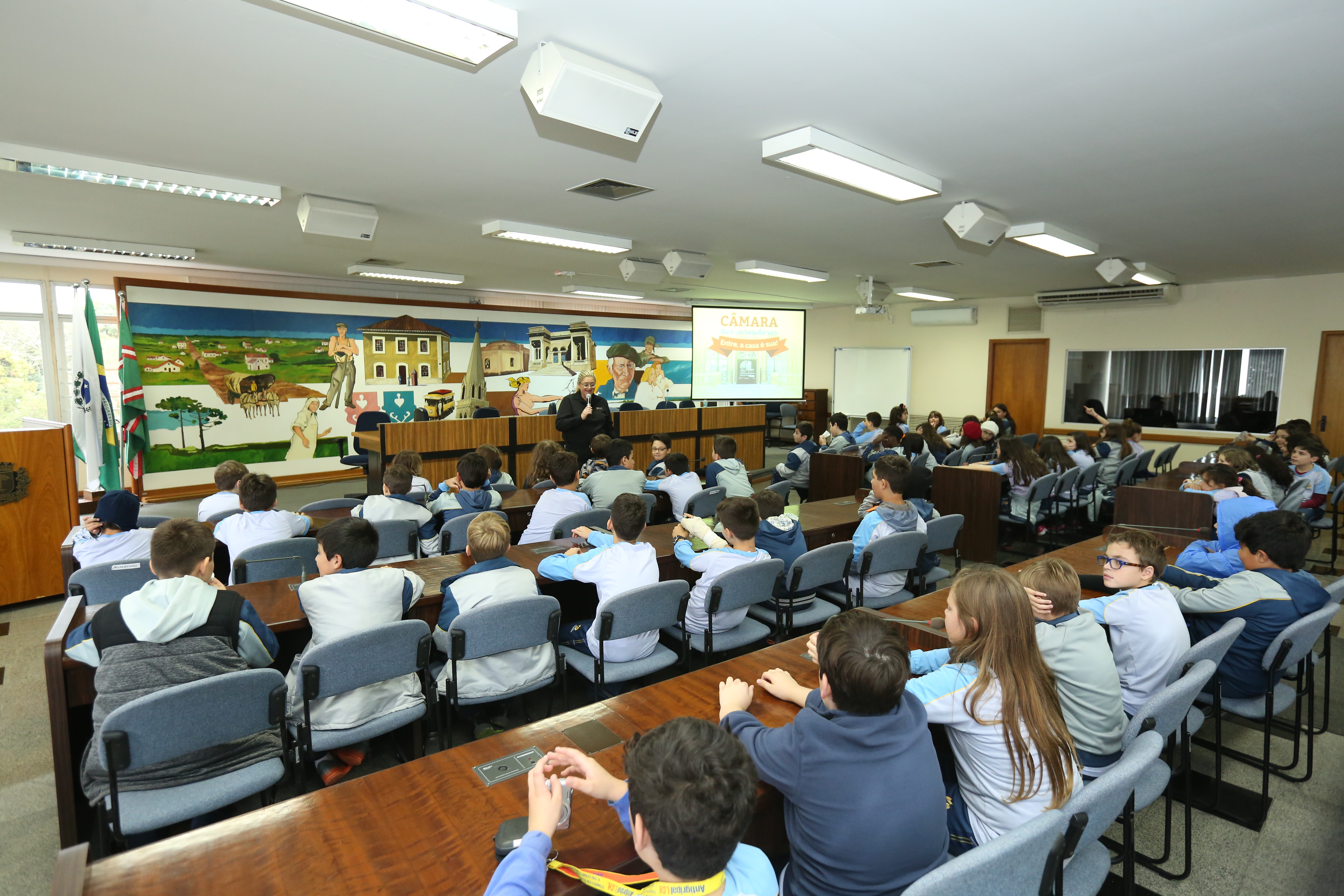 Alunos do Colégio Adventista visitam a Câmara de Curitiba