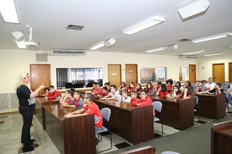 Alunos do Colégio Modelo visitaram a Câmara de Curitiba