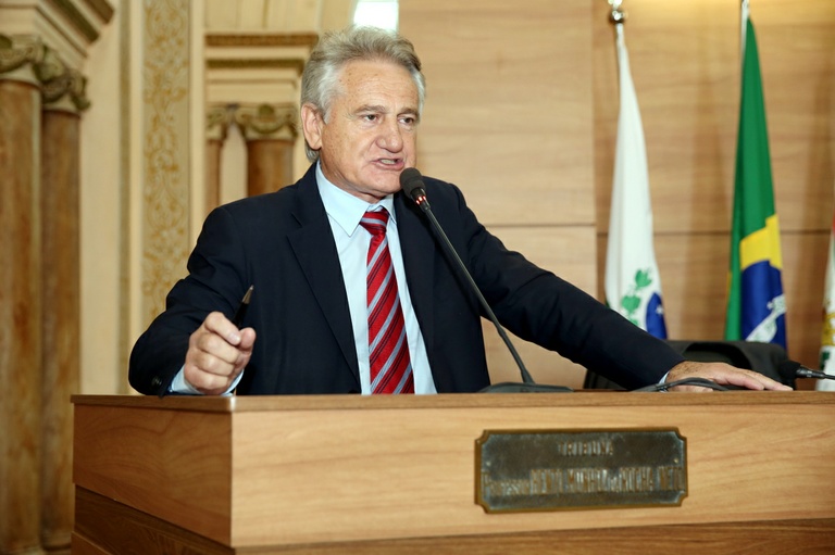 Aprovada cidadania honorária de Curitiba ao professor José Pio Martins