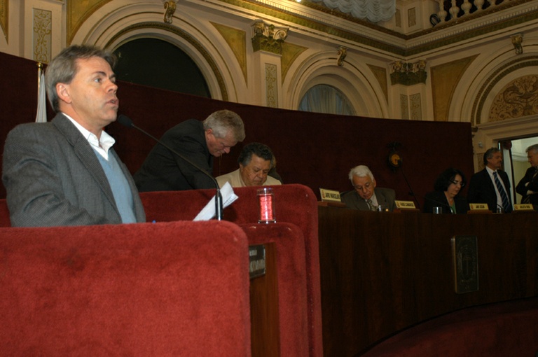 Árvores que apresentam riscos podem ser cortadas 