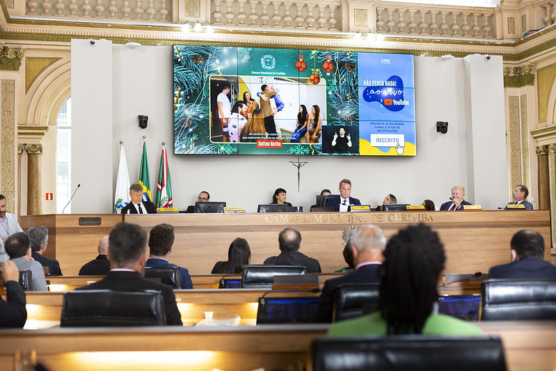 Assessores e familiares prestam homenagem aos vereadores