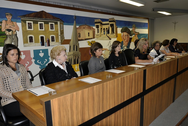 Bancada feminina presta homenagem às mulheres 