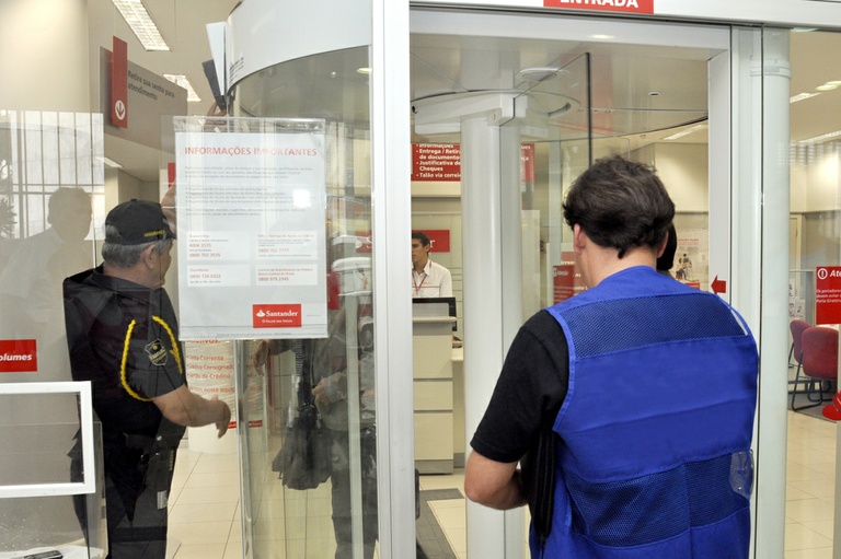 Bancos de Curitiba podem ser obrigados a ter vigilante mulher