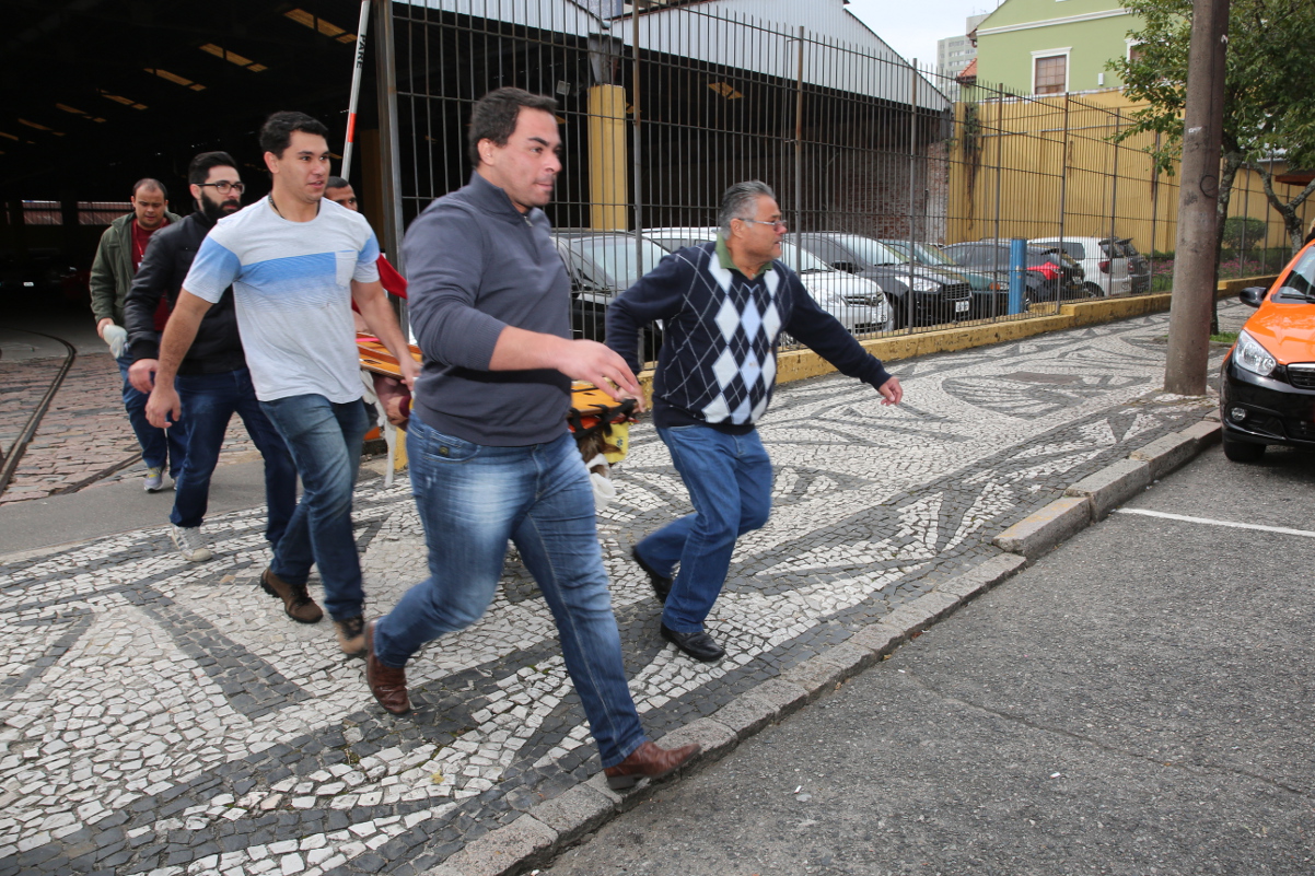 Brigadistas da Câmara simulam evacuação e transporte de ferido