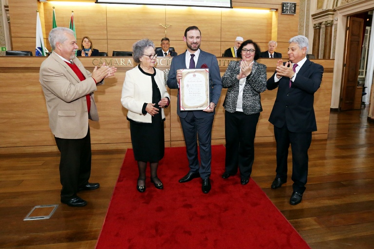 Câmara de Curitiba concede título de vulto emérito a Gehad Ismail Hajar