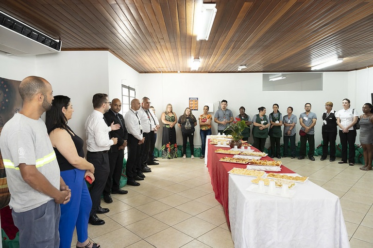 Câmara de Curitiba entrega cestas de Natal a funcionários terceirizados