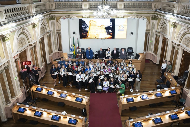 Câmara de Curitiba exalta Conselho Nacional dos Profissionais de Beleza