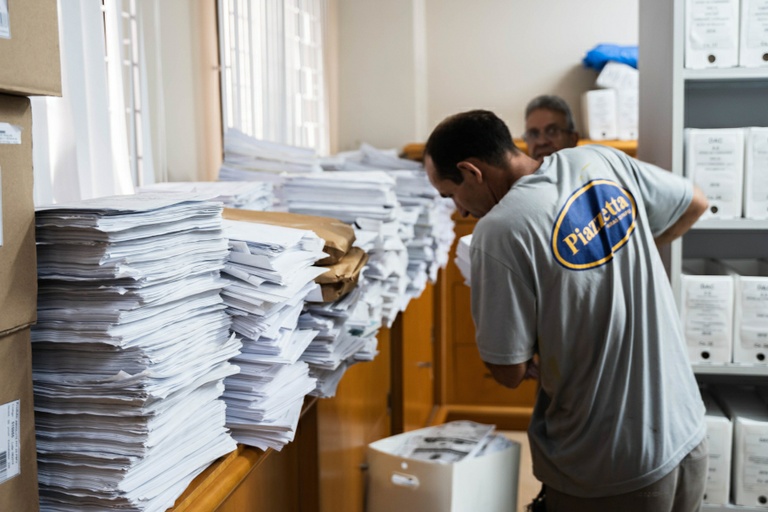 Câmara de Curitiba faz descarte de 700 quilos de documentos impressos