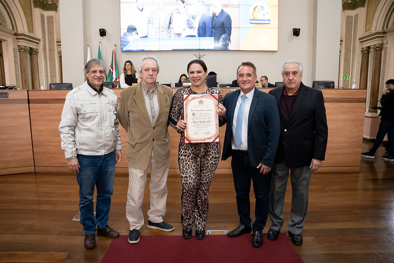 Câmara de Curitiba homenageia médica que salvou vida de Capitão Hidalgo