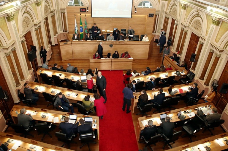 Câmara de Curitiba mantém veto parcial do prefeito à Lei das Doulas