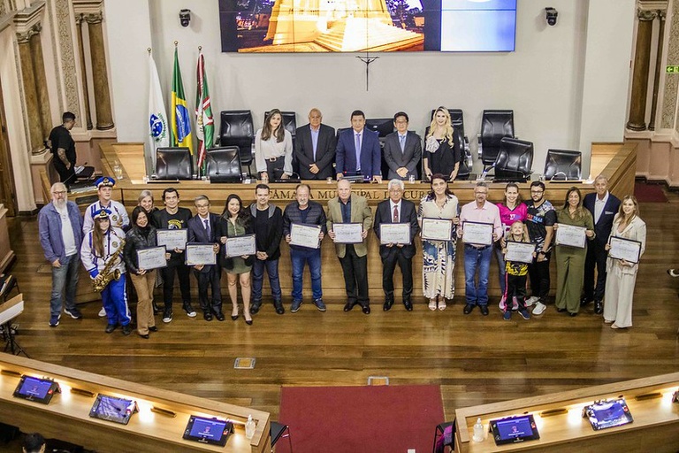 Câmara de Curitiba realiza entrega de Votos de Congratulações e Aplausos