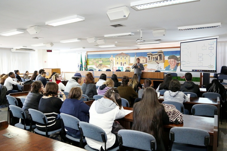 Câmara de Curitiba recebe alunos do curso de Turismo da UFPR