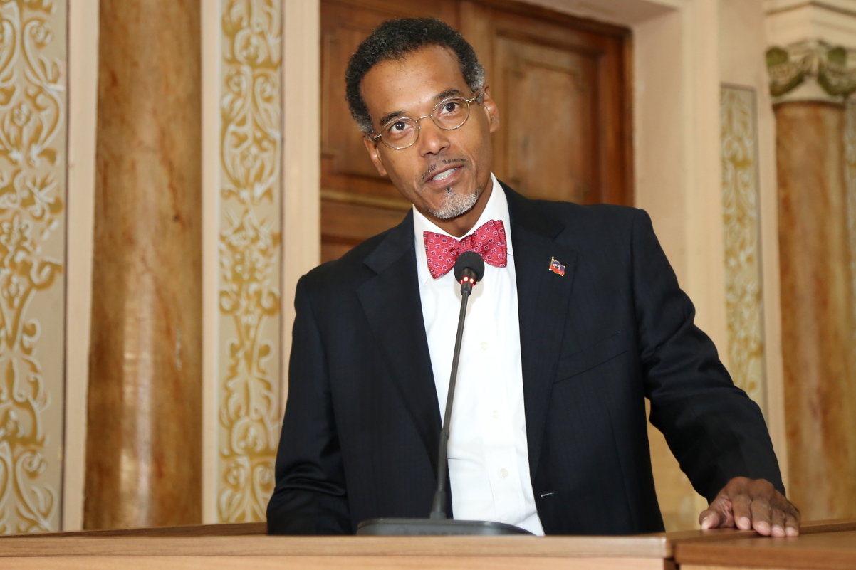 Câmara de Curitiba recebe ministro-conselheiro do Haiti
