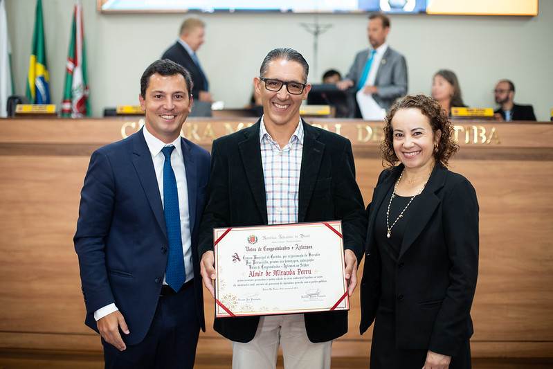 Câmara de Curitiba homenageia empresário da construção civil