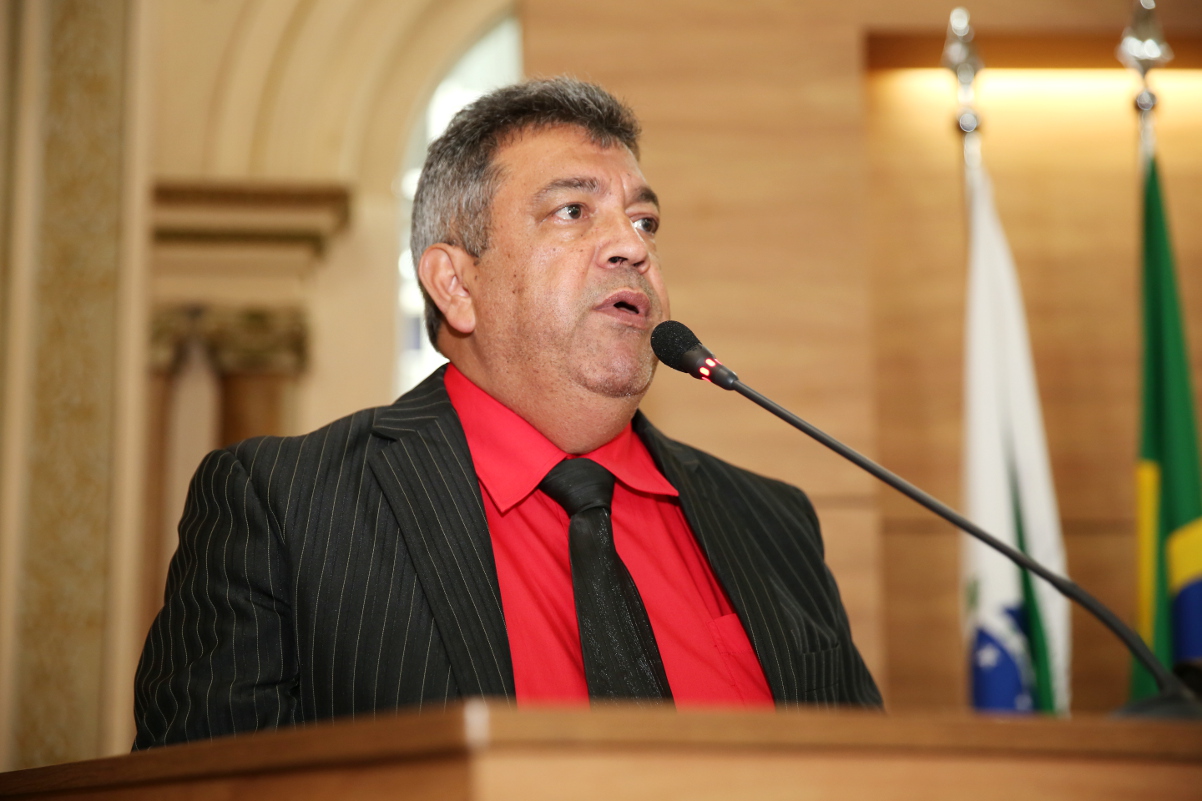 Câmara entrega cidadania honorária ao pastor Albari Moreira