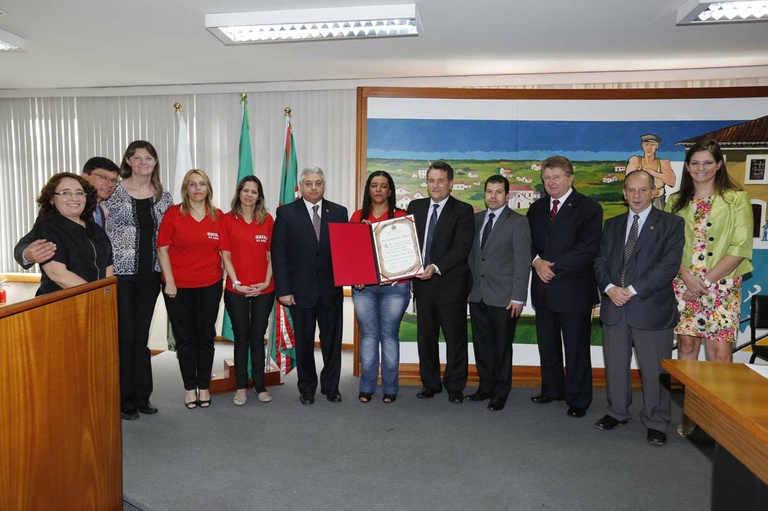 Câmara homenageia 25 anos da Escola Municipal Jornalista Cláudio Abramo 