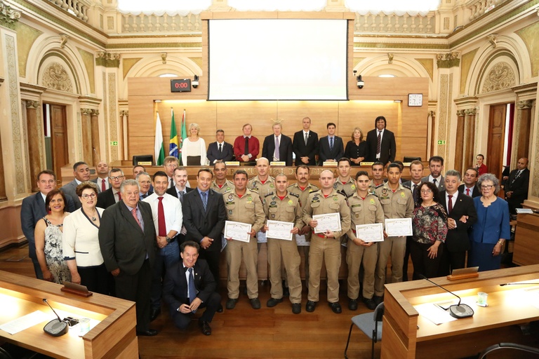 Câmara homenageia bombeiros que participaram do resgate em Brumadinho