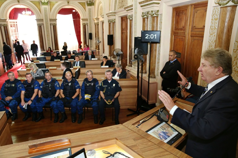 Câmara homenageia guardas municipais que salvaram vida de bebê