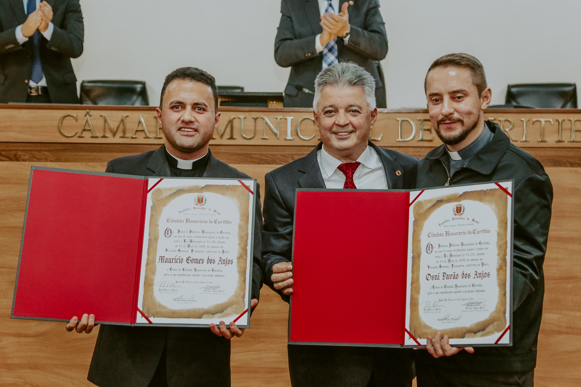 Câmara homenageia os padres Maurício Gomes e Osni Pavão