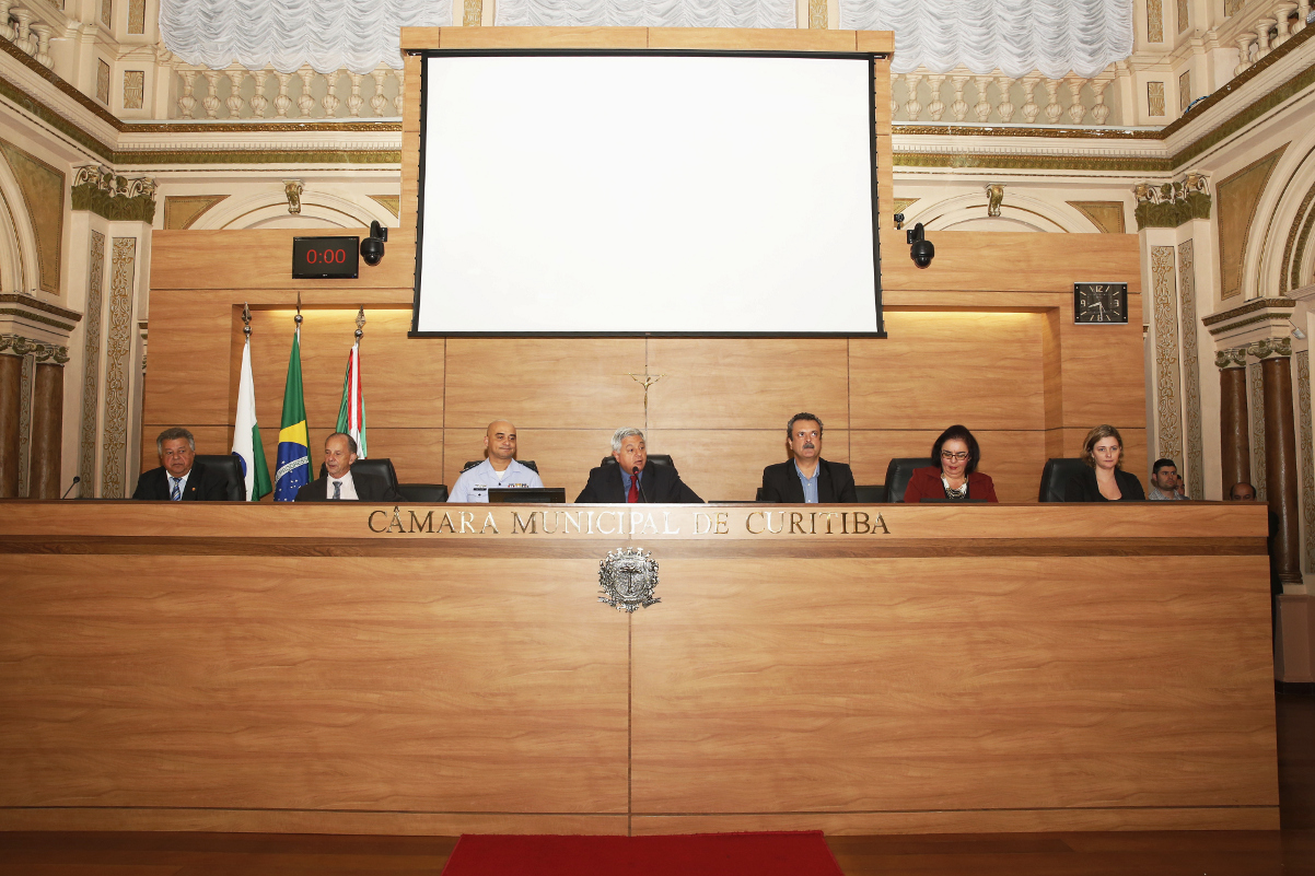 Câmara Municipal entrega título  Servidor Público Padrão 2014