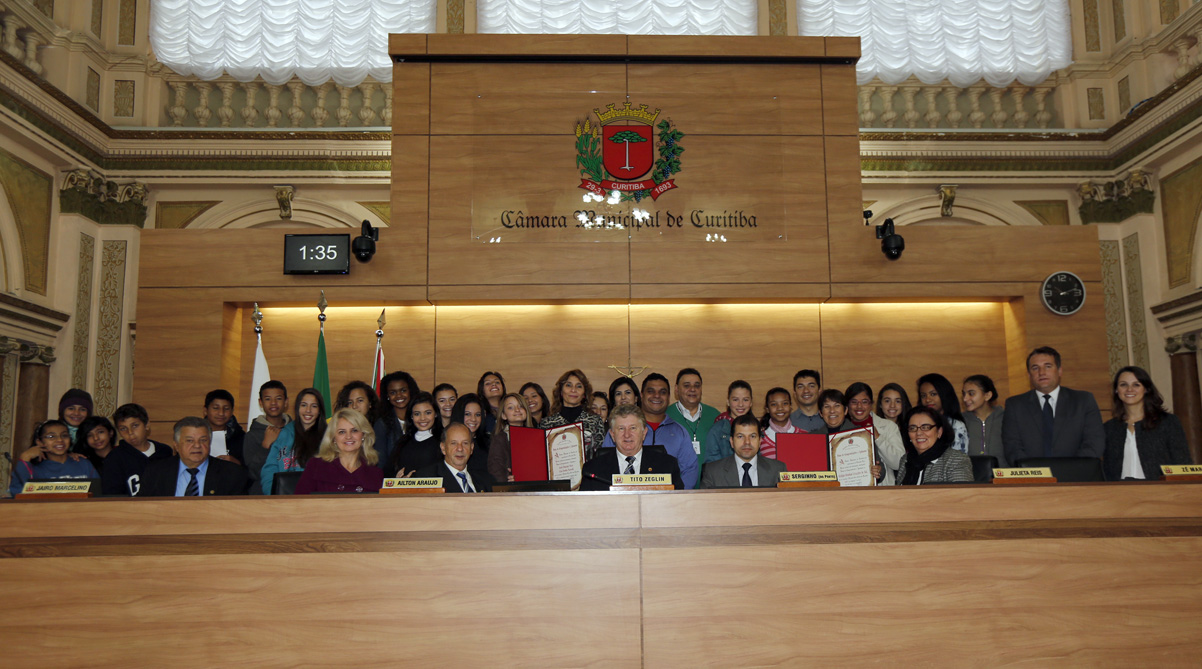 Câmara Municipal homenageia escolas premiadas pela Coca-Cola