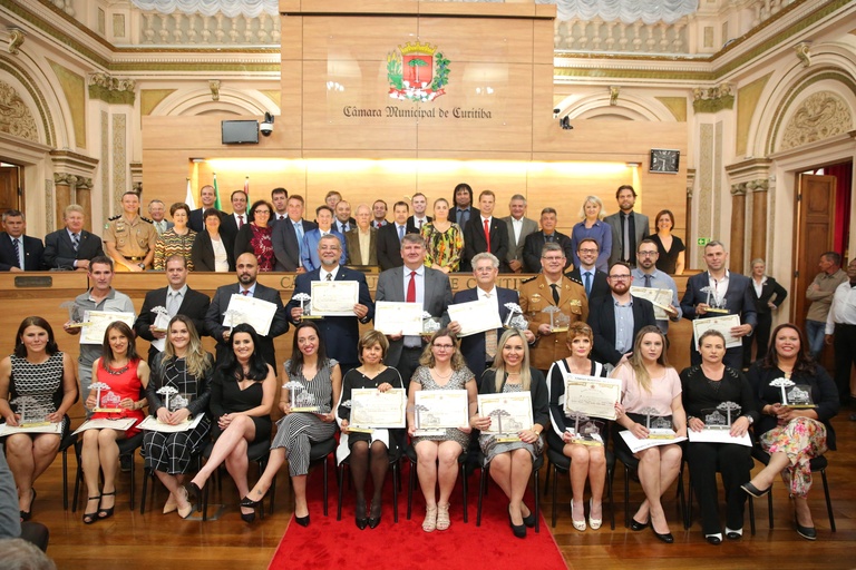 Câmara Municipal homenageia servidores públicos de destaque no Paraná