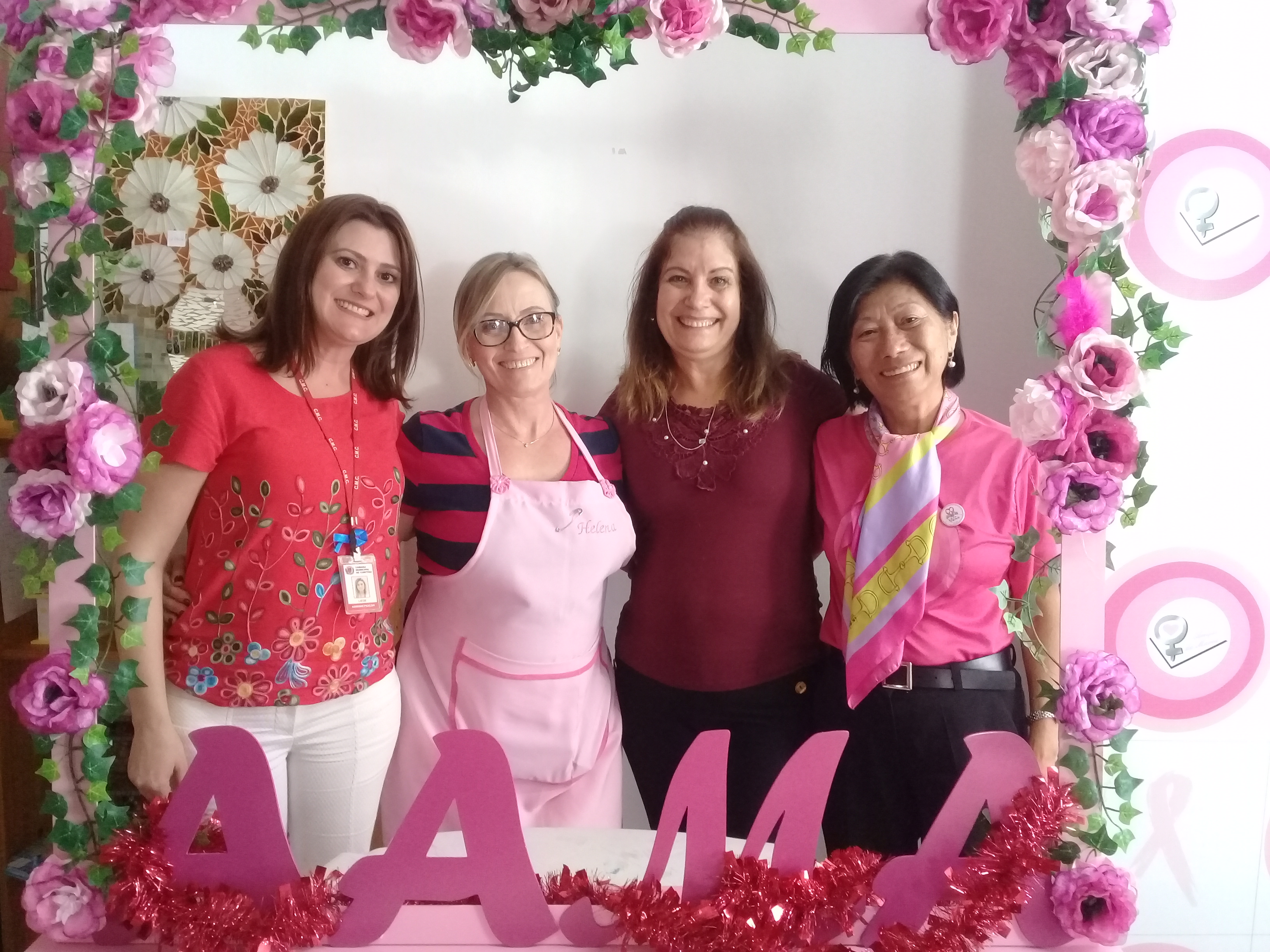 Câmara realiza campanha interna e entrega lenços a Amigas da Mama