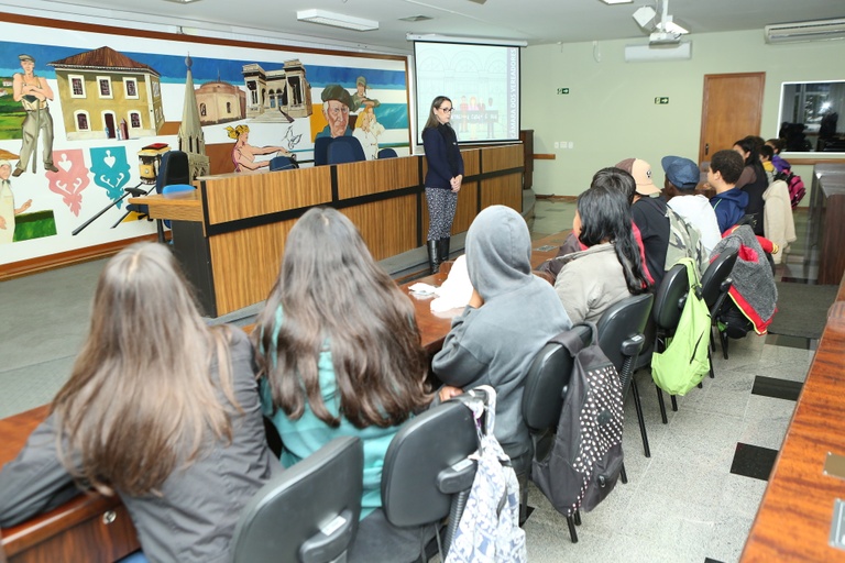 Câmara recebe alunos de projeto social do bairro Sabará 