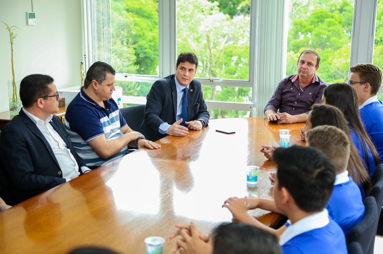 Câmara recebe visita de vereadores mirins e parlamentares de Mamborê