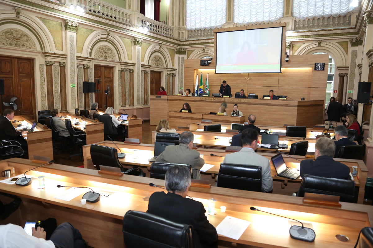 Câmara vota mais um projeto do ajuste fiscal e trailers para ambulantes