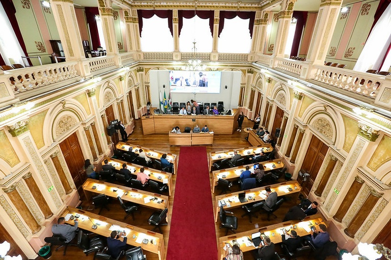 Câmara vota reajuste a conselheiros e regra para apps de transporte