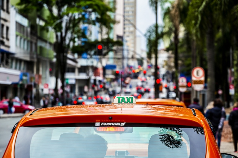 CCJ avalia isenção de outorga aos serviços de táxi e transporte escolar