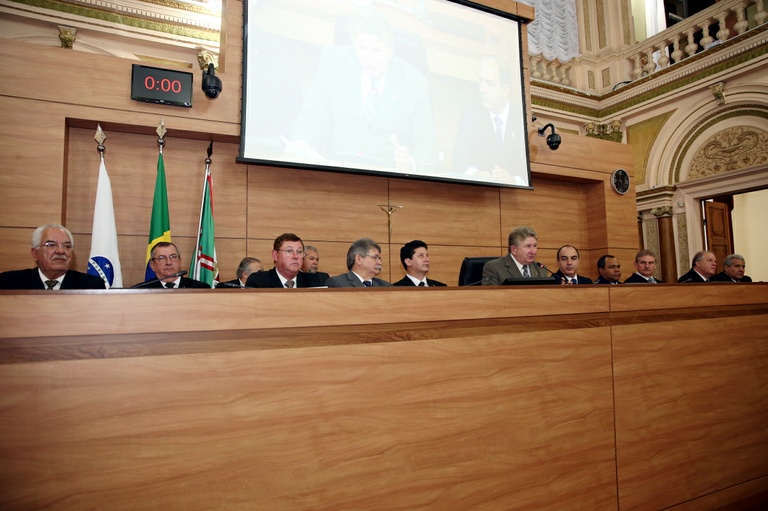 Cidadania honorária é concedida a Luiz Alberto Maçaneiro 