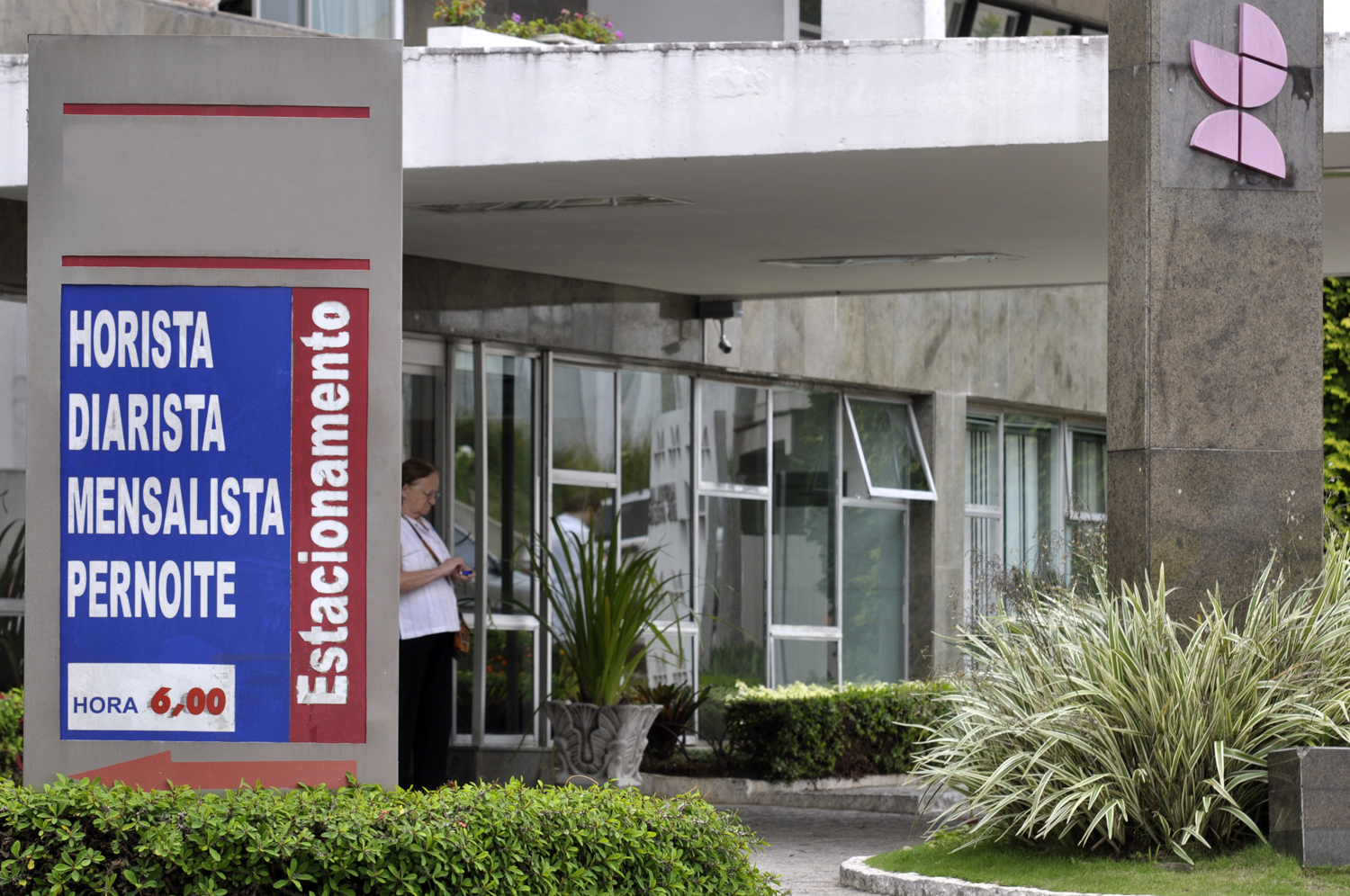 Cobrança de estacionamento em hospitais e shoppings pode ser proibida