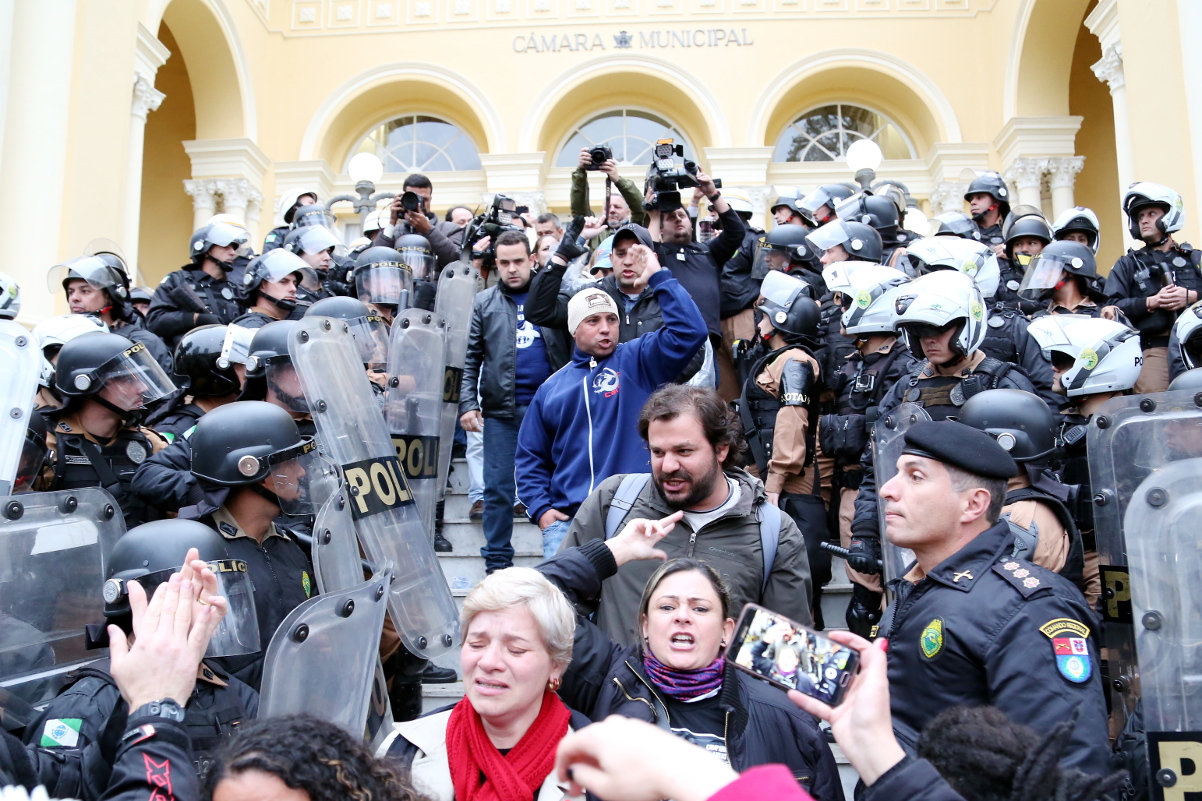 Com greve suspensa, plenário é desocupado por manifestantes