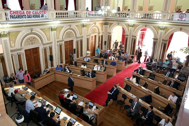 Com polêmica em plenário, Câmara adia para 2017 a eleição do ouvidor 