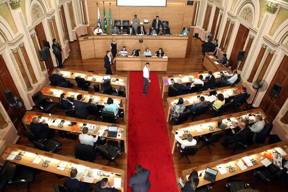 Com sessão suspensa, Câmara retoma votações à tarde