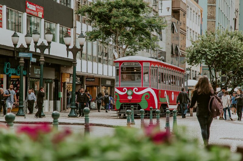 Comércios de Curitiba podem exibir alvará em formato digital